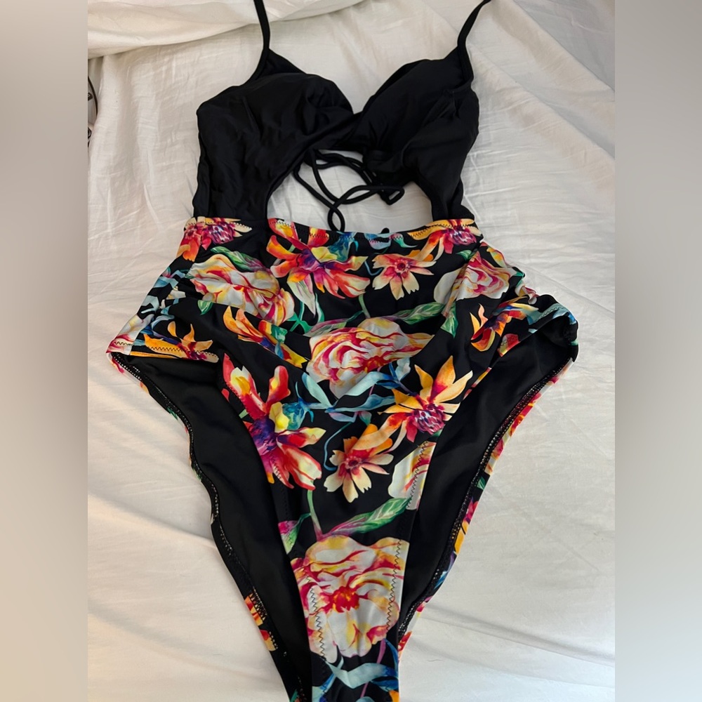 Cupshe one piece suit with cut outs